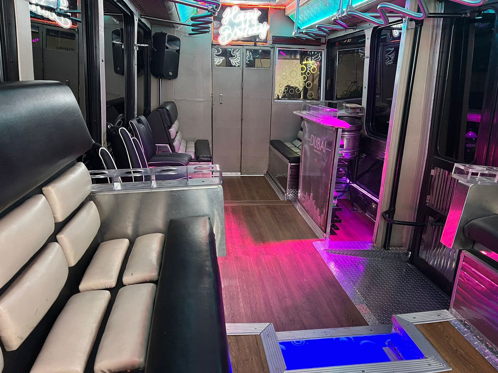 Interior lounge del Cantaritos Party Bus