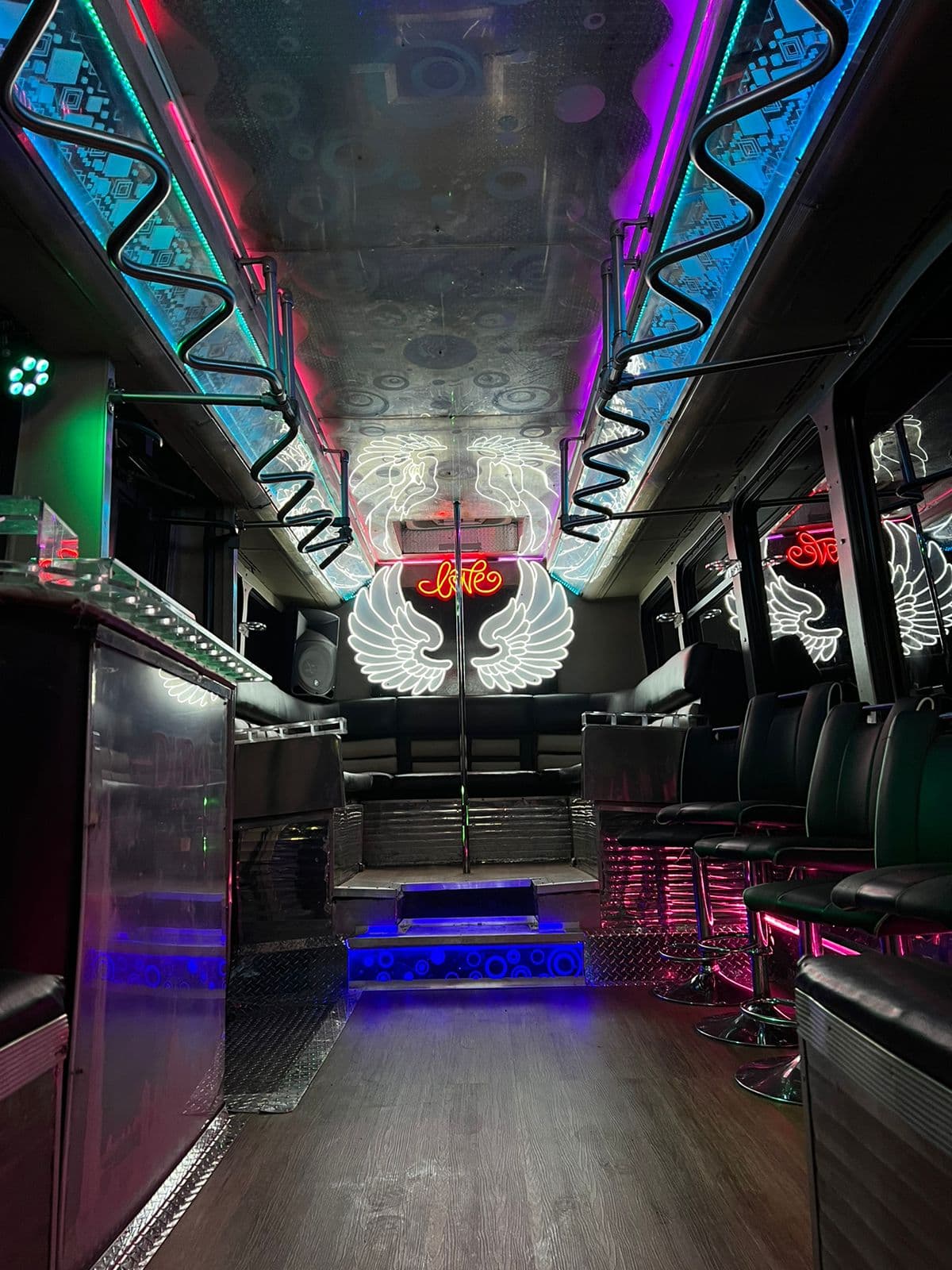 Cantaritos Party Bus - Interior con luces neon